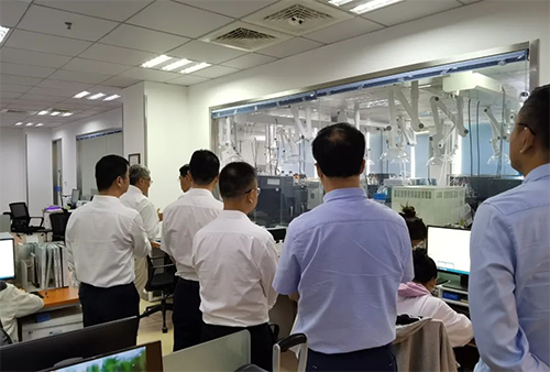 陈博士带领杨副市长一行人参观了人生就是博规范化的先进实验室，讲解了药物临床前的研发和IND申报流程。
