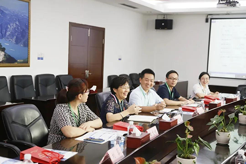 宜昌人福药业副总裁、总工程师李莉娥，产品开发中心主任吕金良，副主任吴有斌、曲龙妹等
