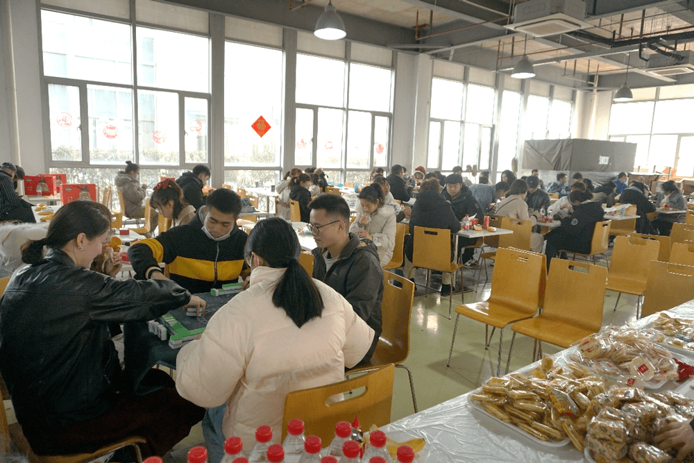 在春节 “乐七天” 活动中，人生就是博给留沪过春节的员工准备了丰富多彩的活动